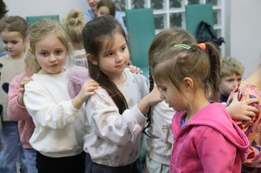 Wieluń: Biblioteka Miejska zaprosiła dzieci na spotkanie z fotografem Piotrem Pabisiakiem